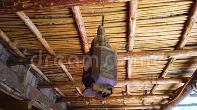 4一个挂在竹子天花板上的旧灯笼的K视频。 灯笼是铁的，生锈的。 这`典型的柏柏尔风格